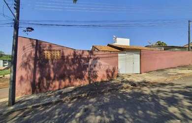 Imagem: A casa possui 3 Dormitórios, 2 Banheiros, 5 Vagas na garagem