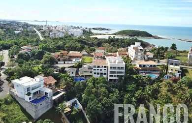 Imagem: A casa possui 5 Dormitórios, 4 Banheiros, 4 Vagas na garagem