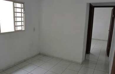 Imagem: A casa possui 1 Dormitório e 1 Banheiro e está localizado