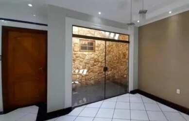 Imagem: A casa possui 3 Dormitórios, 2 Banheiros, 1 Vaga na garagem