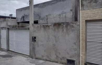 Imagem: A casa possui 3 Dormitórios, 1 Banheiro, 1 Vaga na garagem