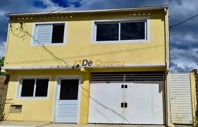 Imagem: A casa possui 3 Dormitórios, 2 Banheiros, 1 Vaga na garagem