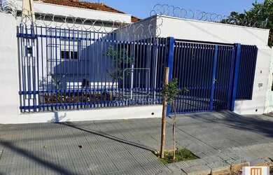 Imagem: A casa possui 2 Dormitórios, 1 Banheiro, 2 Vagas na garagem