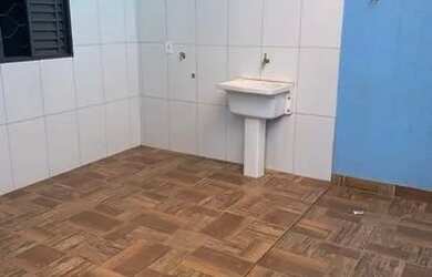 Imagem: A casa possui 2 Dormitórios, 1 Banheiro, 2 Vagas na garagem