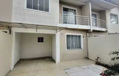 Imagem: A casa possui 3 Dormitórios, 2 Banheiros, 2 Vagas na garagem