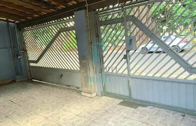 Imagem: A casa possui 2 Dormitórios, 1 Banheiro, 2 Vagas na garagem