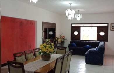 Imagem: A casa possui 3 Dormitórios, 1 Banheiro, 1 Vaga na garagem