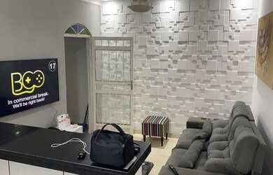 Imagem: A casa possui 1 Dormitório, 1 Banheiro, 1 Vaga na garagem