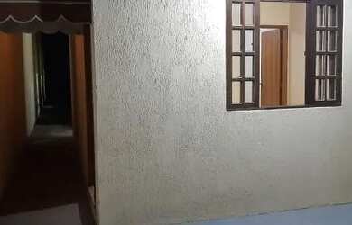 Imagem: A casa possui 3 Dormitórios, 1 Banheiro, 1 Vaga na garagem