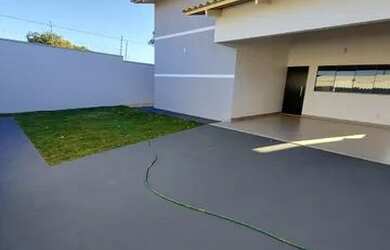 Imagem: A casa possui 3 Dormitórios, 4 Banheiros, 2 Vagas na garagem