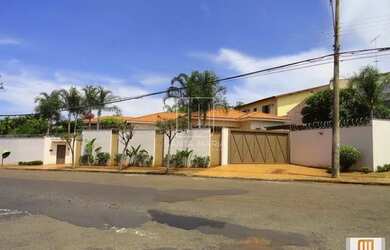 Imagem: A casa possui 4 Dormitórios, 5 Banheiros, 4 Vagas na garagem