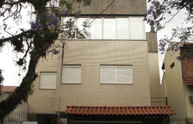 Imagem: A casa possui 3 Dormitórios, 1 Banheiro, 3 Vagas na garagem