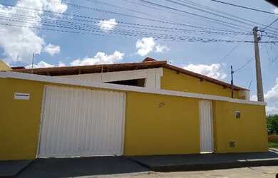 Imagem: A casa possui 3 Dormitórios, 2 Banheiros, 2 Vagas na garagem