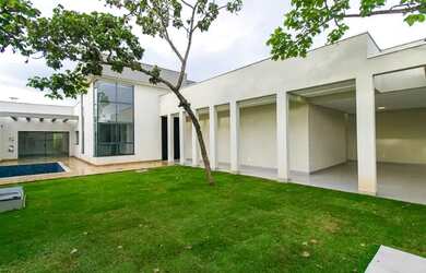 Imagem: A casa em condomínio possui 4 Dormitórios, 5 Banheiros, 2