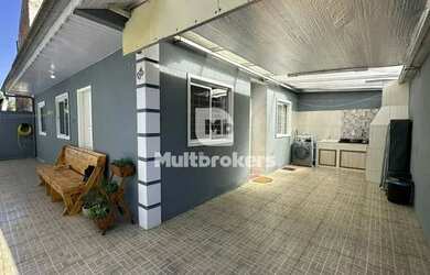 Imagem: A casa possui 3 Dormitórios, 1 Banheiro, 2 Vagas na garagem