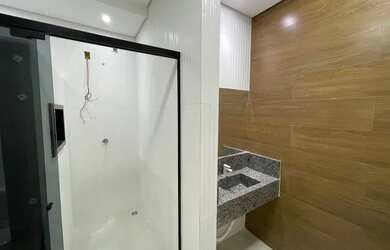 Imagem: A casa possui 3 Dormitórios, 4 Banheiros e 1 Vaga na garagem