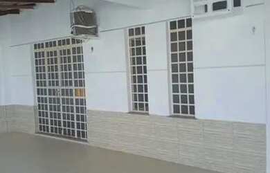 Imagem: A casa possui 3 Dormitórios, 2 Banheiros, 3 Vagas na garagem