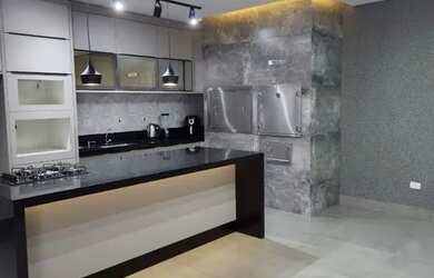 Imagem: A casa possui 3 Dormitórios, 3 Banheiros, 2 Vagas na garagem