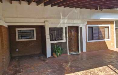 Imagem: A casa possui 5 Dormitórios, 4 Banheiros, 4 Vagas na garagem