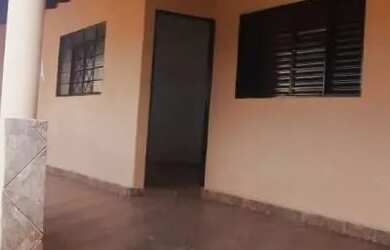 Imagem: A casa possui 3 Dormitórios, 2 Banheiros, 2 Vagas na garagem