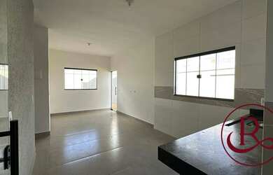 Imagem: A casa possui 2 Dormitórios, 2 Banheiros, 2 Vagas na garagem