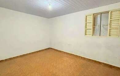 Imagem: A casa possui 2 Dormitórios, 1 Banheiro, 2 Vagas na garagem