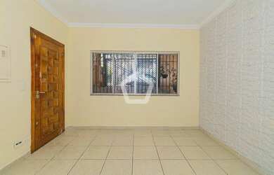 Imagem: A casa possui 3 Dormitórios, 1 Banheiro, 1 Vaga na garagem