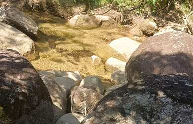 Imagem: A casa possui 2 Dormitórios, Acomodam 7 pessoas, 2 Vagas na