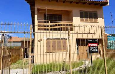 Imagem: A casa possui 4 Dormitórios, 4 Banheiros, 5 Vagas na garagem