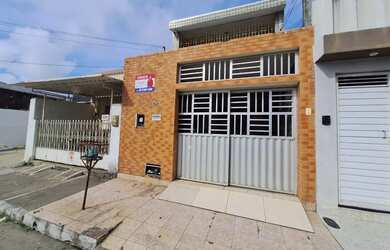 Imagem: A casa possui 3 Dormitórios, 3 Banheiros, 1 Vaga na garagem