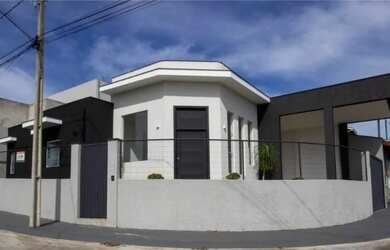 Imagem: A casa possui 3 Dormitórios, 2 Banheiros, 2 Vagas na garagem