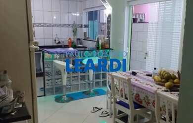 Imagem: A casa possui 2 Dormitórios, 1 Banheiro, 2 Vagas na garagem