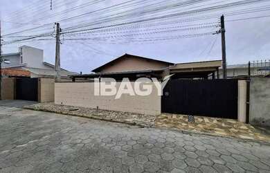 Imagem: A casa possui 3 Dormitórios, 1 Banheiro, 1 Vaga na garagem