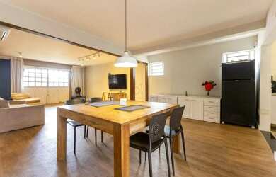 Imagem: A casa possui 5 Dormitórios, 5 Banheiros, 4 Vagas na garagem