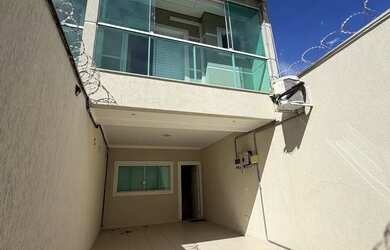 Imagem: A casa possui 3 Dormitórios, 4 Banheiros, 2 Vagas na garagem