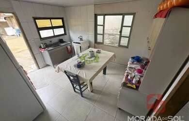 Imagem: A casa possui 3 Dormitórios, 1 Banheiro, 1 Vaga na garagem