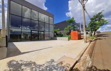 Imagem: O depósito possui 4 Vagas na garagem, 300m² de Área e está