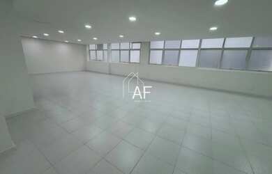 Imagem: O depósito possui 2 Vagas na garagem e 195m² de Área e está