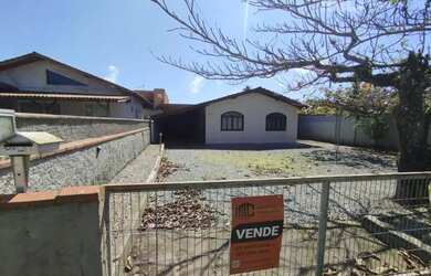 Imagem: A casa possui 3 Dormitórios, 2 Banheiros, 80m² de Área e