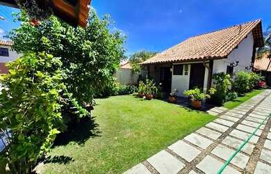 Imagem: A casa possui 2 Dormitórios, Acomodam 4 pessoas, 1 Vaga na