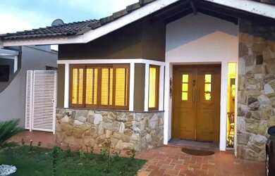 Imagem: A casa possui 3 Dormitórios, 2 Banheiros, 2 Vagas na garagem