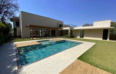 Imagem: A casa em condomínio possui 4 Dormitórios, 2 Banheiros, 5