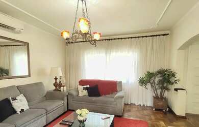 Imagem: A casa possui 3 Dormitórios, 3 Banheiros, 2 Vagas na garagem