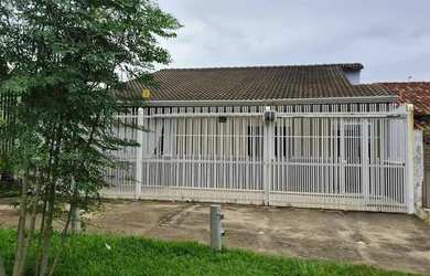 Imagem: A casa possui 2 Dormitórios, 2 Banheiros, 2 Vagas na garagem