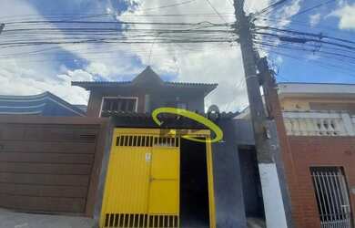 Imagem: A casa possui 3 Dormitórios, 2 Banheiros, 1 Vaga na garagem