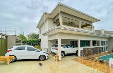 Imagem: A casa possui 4 Dormitórios, 3 Banheiros, 2 Vagas na garagem