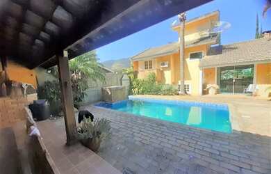 Imagem: A casa possui 3 Dormitórios, 4 Banheiros, 3 Vagas na garagem