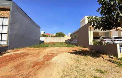 Imagem: O terreno possui 332m² de Área e está localizado em Parque