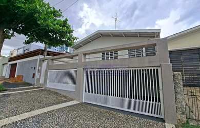 Imagem: A casa possui 4 Dormitórios, 3 Banheiros, 2 Vagas na garagem