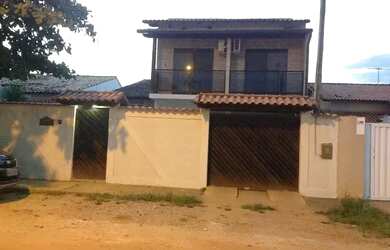 Imagem: A casa possui 4 Dormitórios, 1 Banheiro, 2 Vagas na garagem